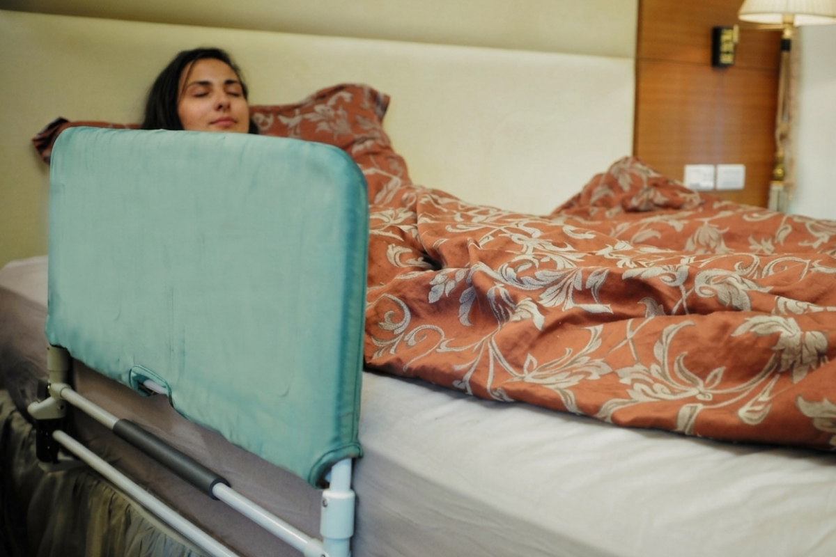 Barandilla abatible para cama Modulo Plus con funda acolchada azul y barras metálicas